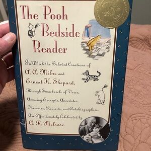 The Pooh Bedside Reader - Classic Pooh Illustration (Blue/Cream)